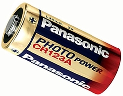 CR123A  PANASONIC lithium, 3V. Také 17345 nebo 5018LC. Baterie pro led svítilny foto, alarm, dálkový ovladač a pod.